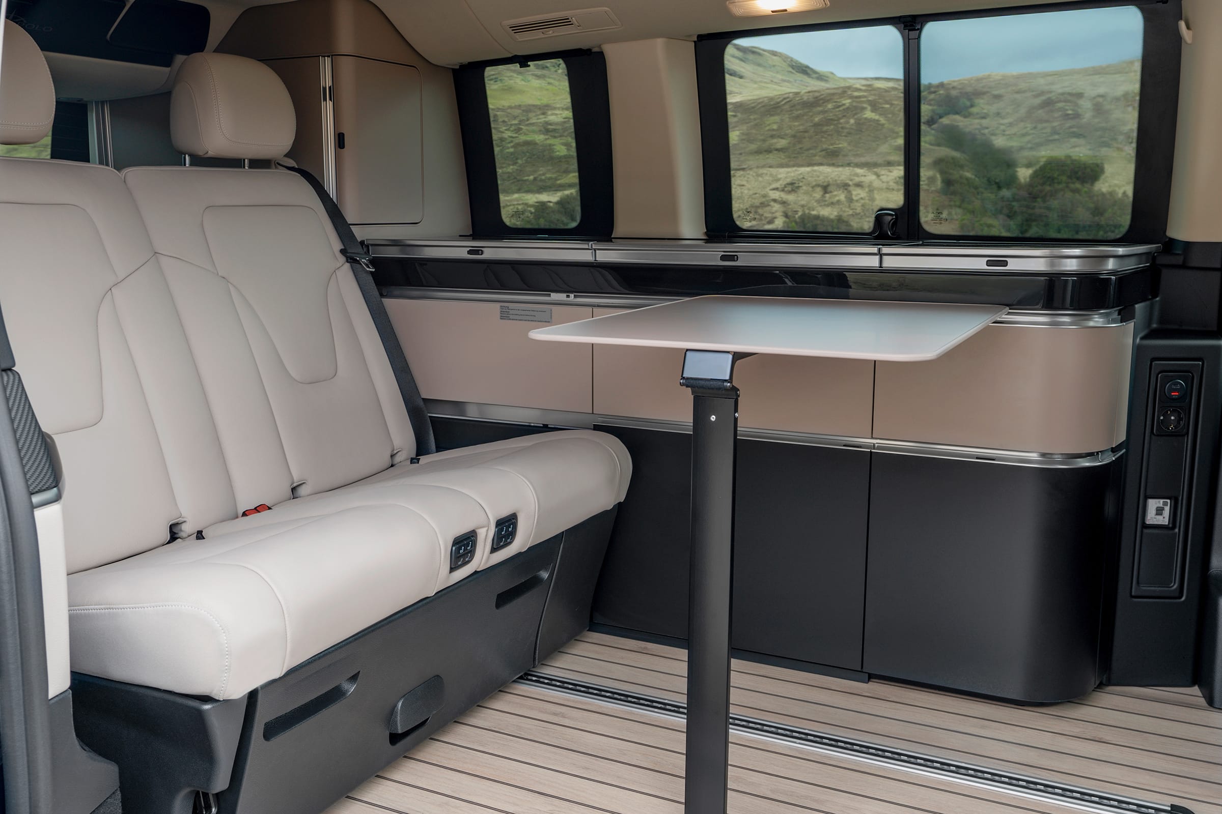 Klaptafel | Marco Polo World | Mercedes-Benz Het interieur van de Mercedes-Benz Marco Polo met klaptafel en flexibele leefruimte.
