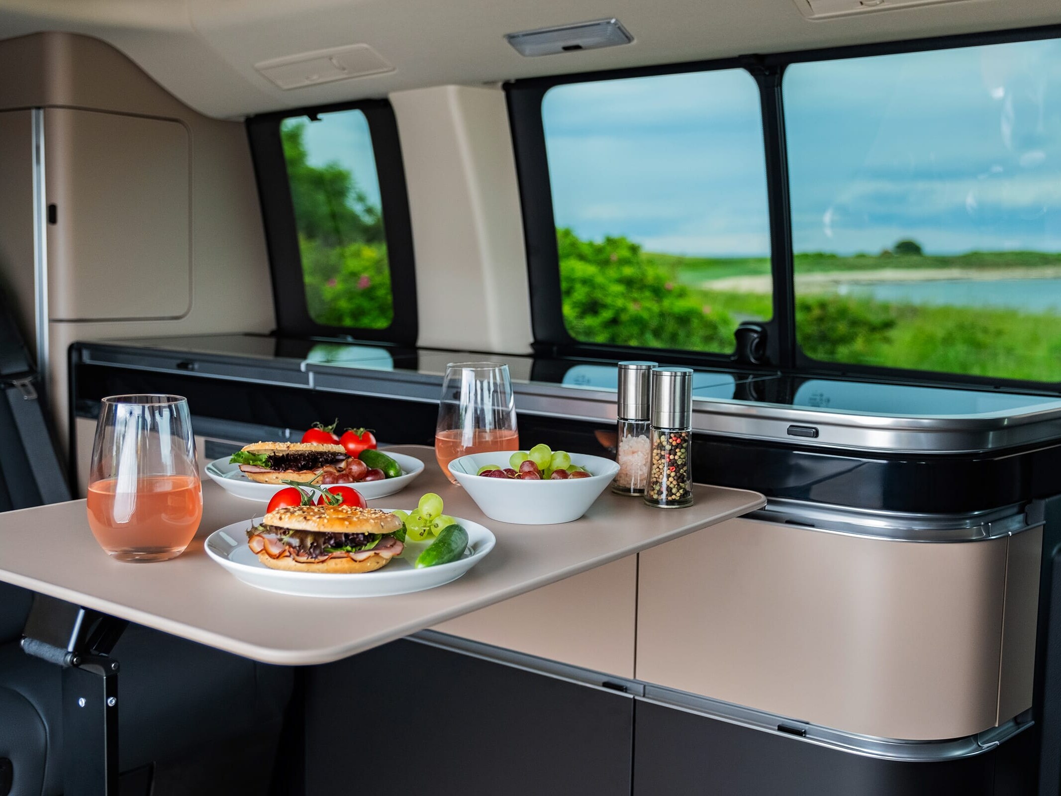 Cuisine du camping-car Mercedes-Benz Marco Polo, équipée de plaques de cuisson au gaz intégrées, d'un évier et d'un agencement haut de gamme, pour cuisiner confortablement sur la route.