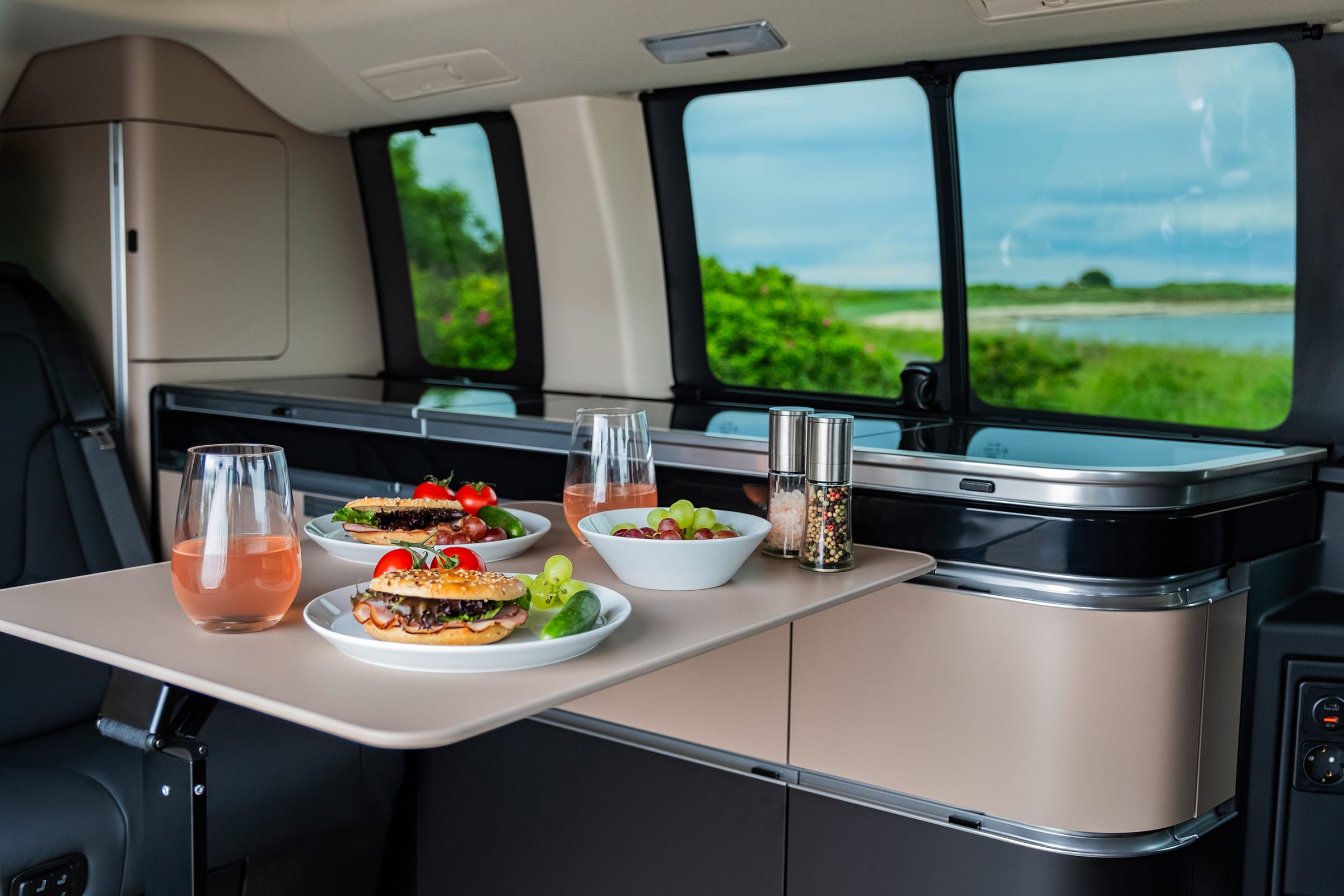 Marco Polo-kookruimte | Marco Polo World | Mercedes-Benz De keuken van de Mercedes-Benz Marco Polo-camper, voorzien van een geïntegreerde gaskookplaat, spoelbak en een hoogwaardig keukenontwerp, voor comfortabel koken onderweg.
