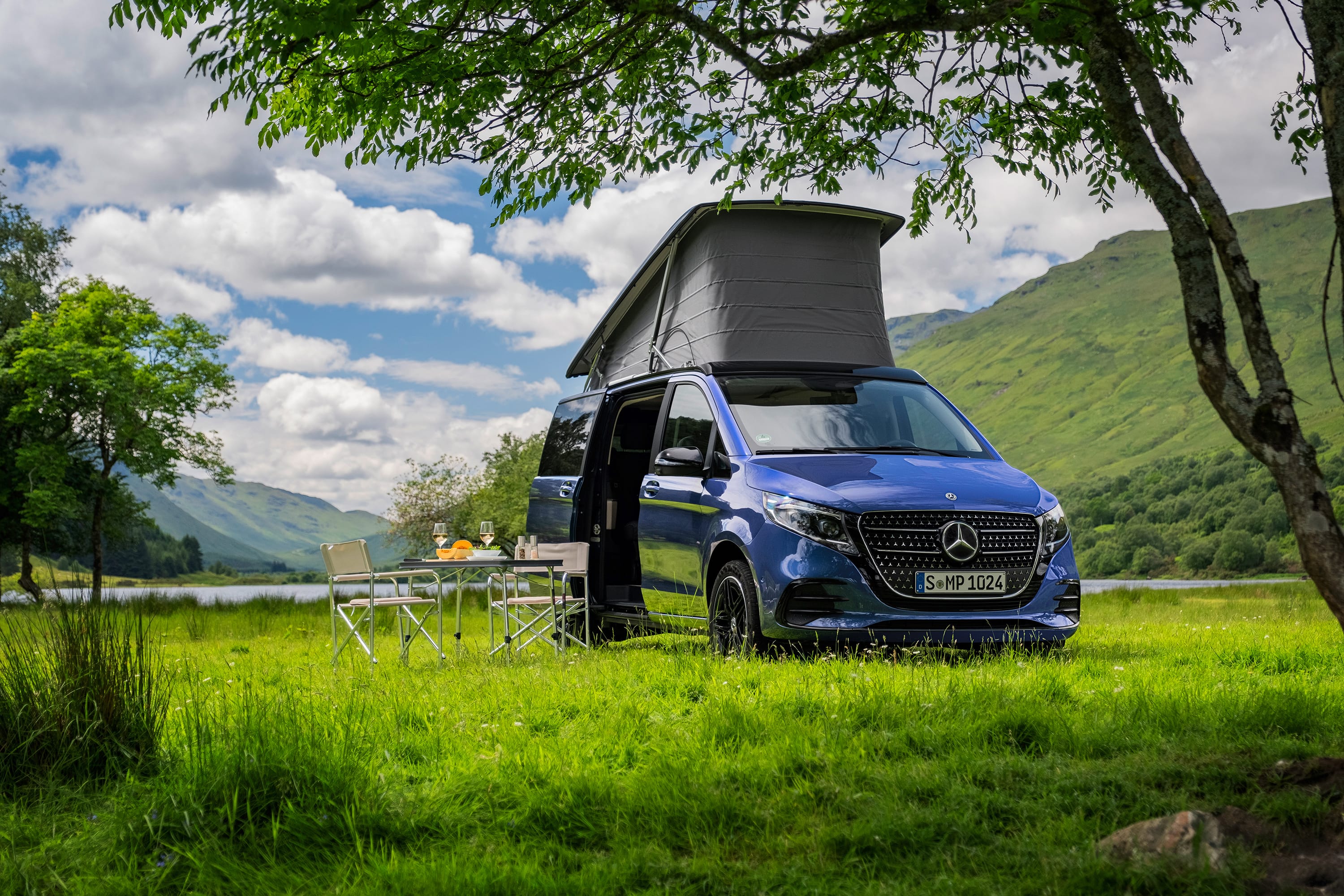 Tijd voor twee | Marco Polo World | Mercedes-Benz De Mercedes-Benz Marco Polo werd gepresenteerd op een iconische bestemming en combineert een stijlvol ontwerp met eersteklas reiscomfort en veelzijdigheid op het gebied van kamperen.