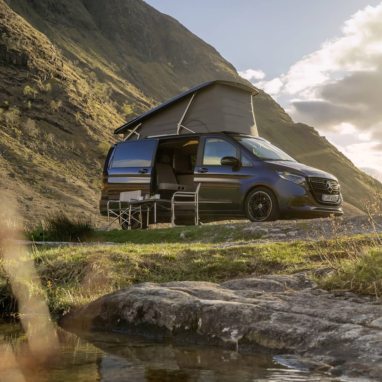 Mercedes-Benz Marco Polo-camper met hefdak in een schilderachtig berglandschap