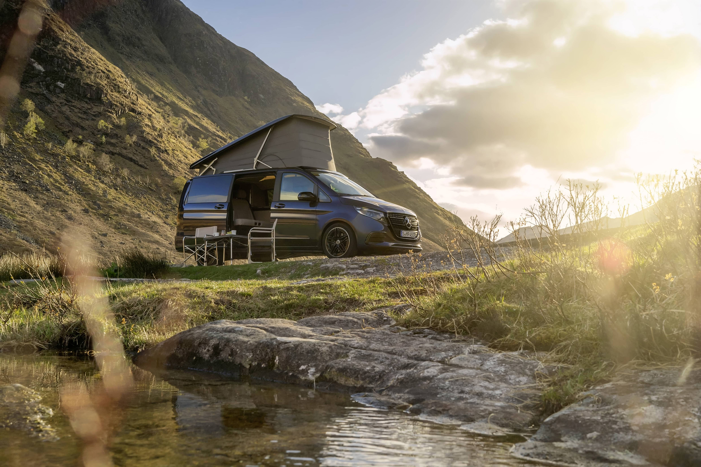 Marco Polo | Marco Polo World | Mercedes-Benz Mercedes-Benz Marco Polo-camper met hefdak in een schilderachtig berglandschap