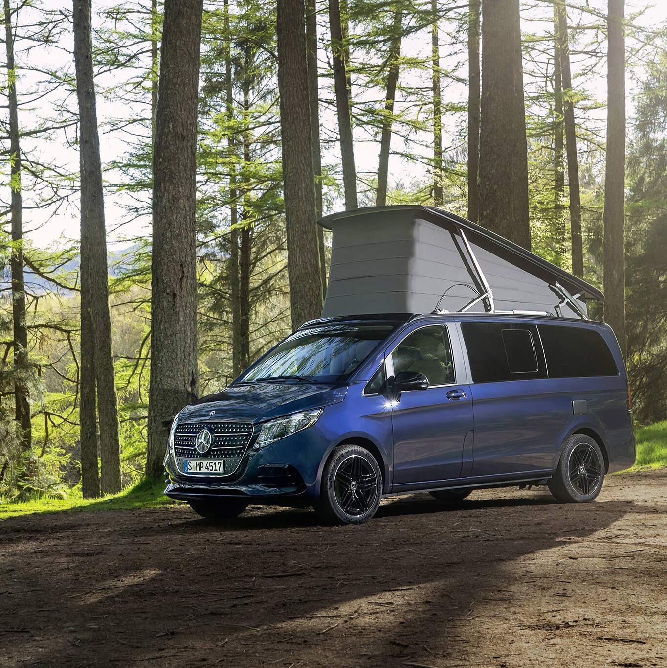 Mercedes-Benz Marco Polo-camper met hefdak, klaar voor avonturen in de buitenlucht en overnachtingen in de natuur.