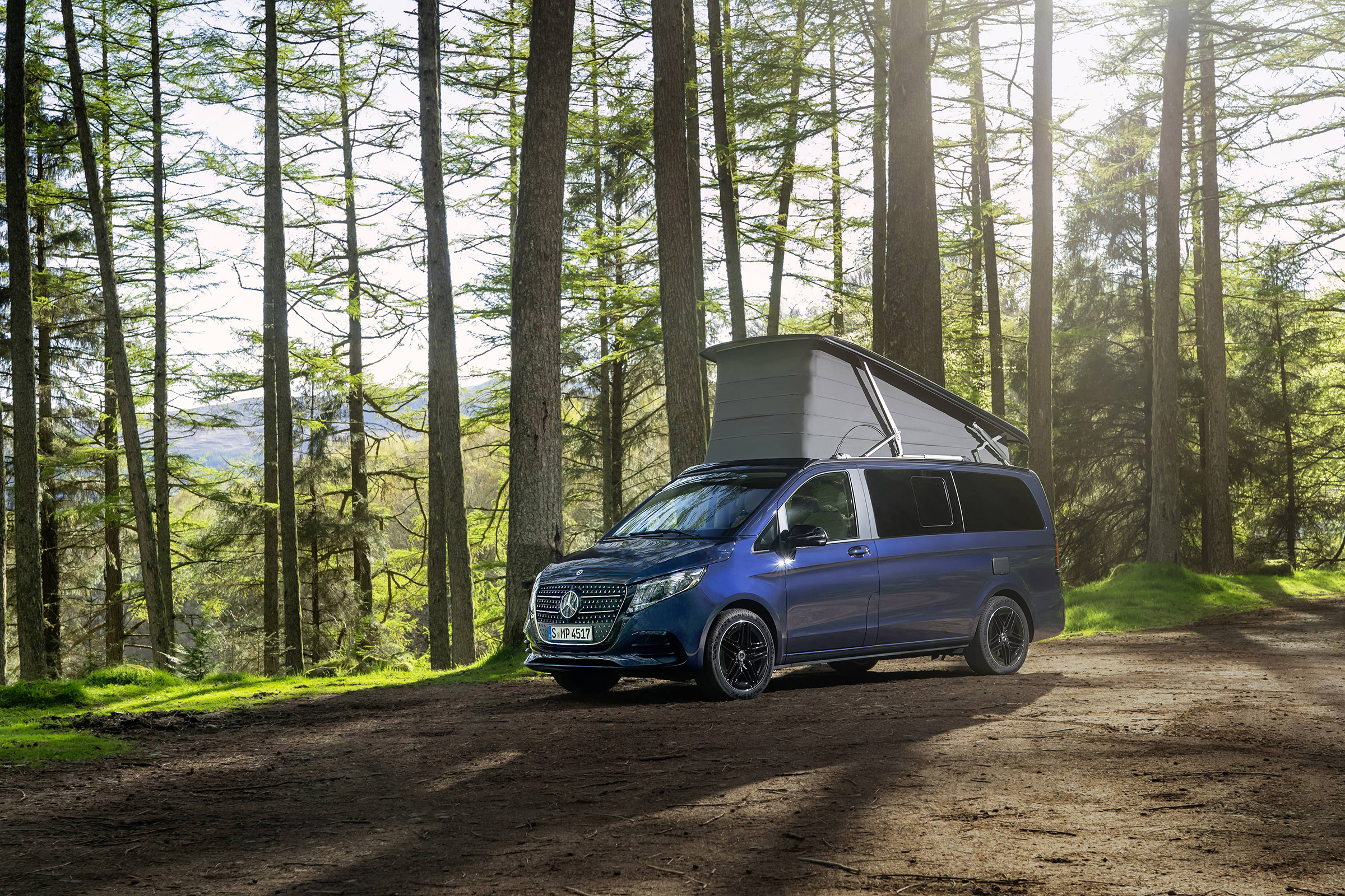 Vrijheid wanneer u maar wilt | Marco Polo World | Mercedes-Benz Mercedes-Benz Marco Polo-camper met hefdak, klaar voor avonturen in de buitenlucht en overnachtingen in de natuur.