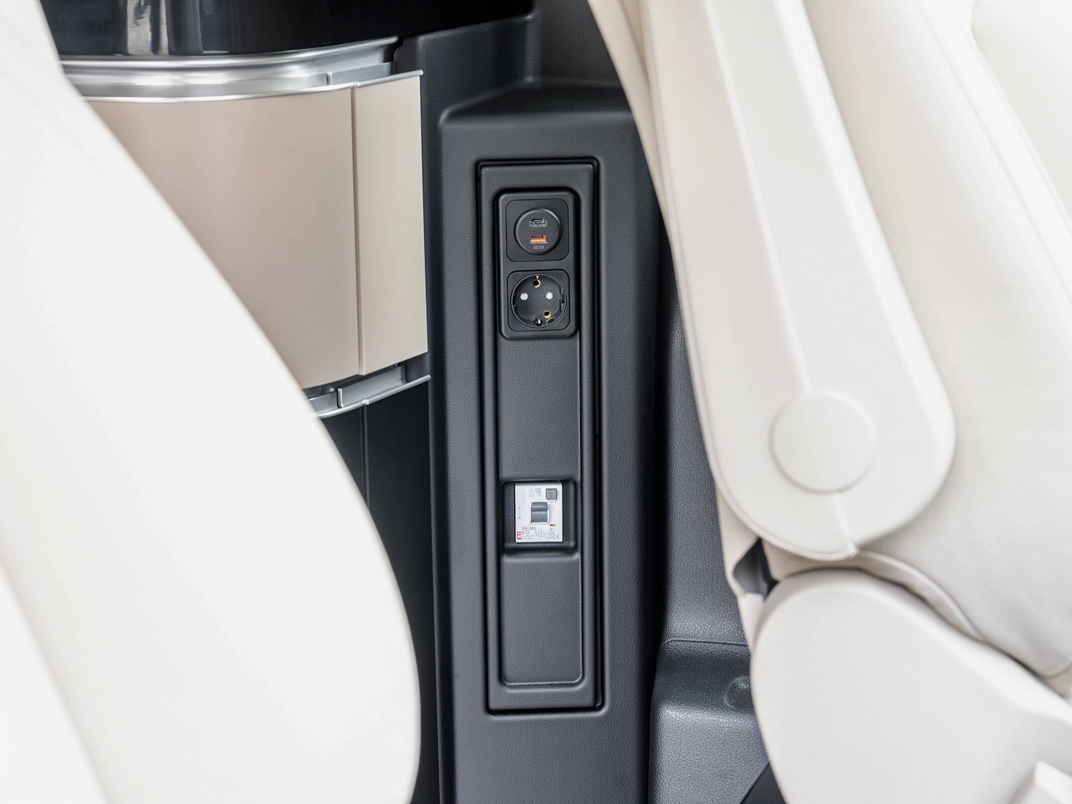 Mercedes-Benz Marco Polo: 230 V- en 12 V-stopcontacten en een USB-oplaadaansluiting.