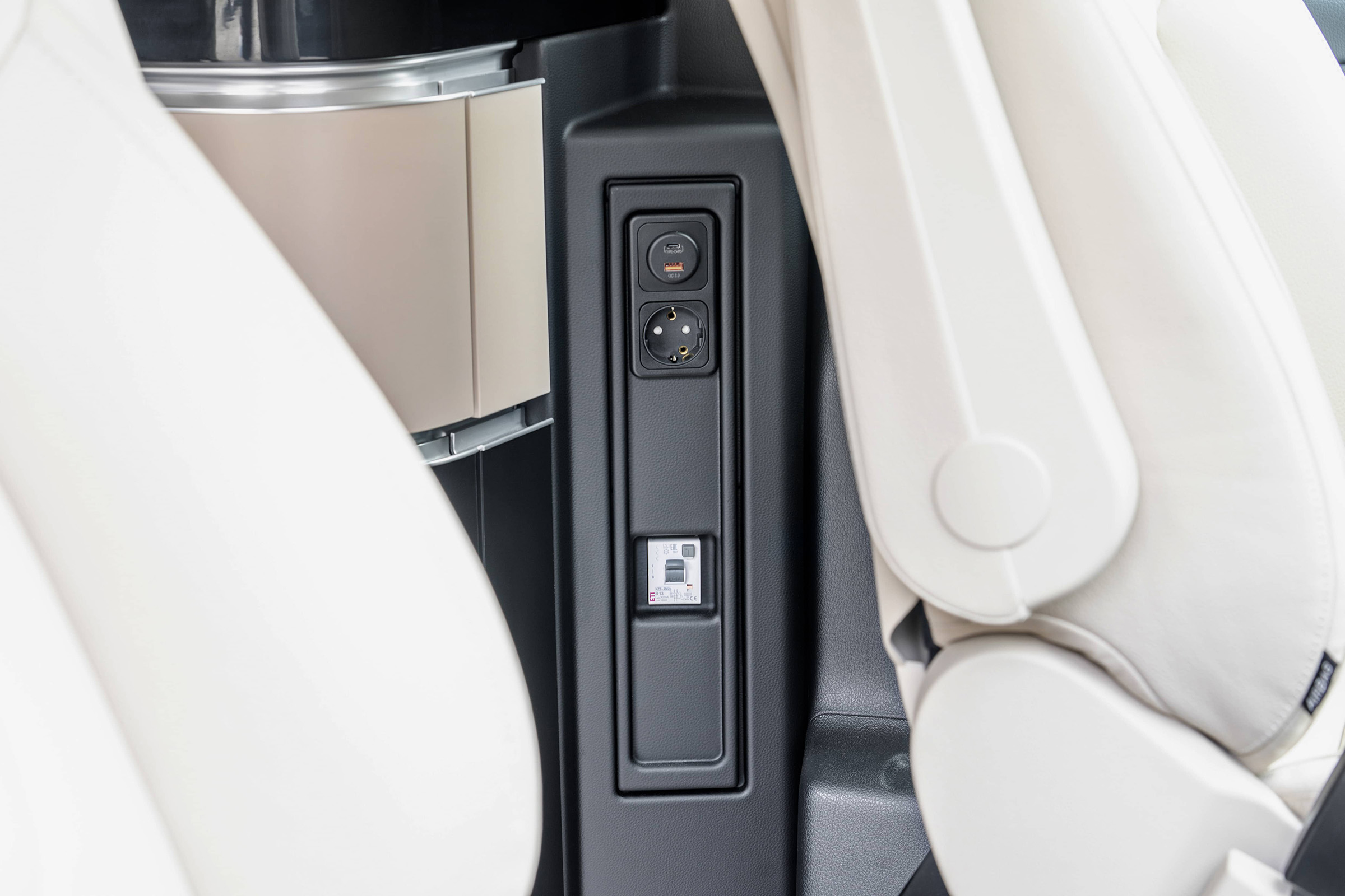 Marco Polo 230 V- en 12 V-stopcontacten | Marco Polo World | Mercedes-Benz Mercedes-Benz Marco Polo: 230 V- en 12 V-stopcontacten en een USB-oplaadaansluiting.