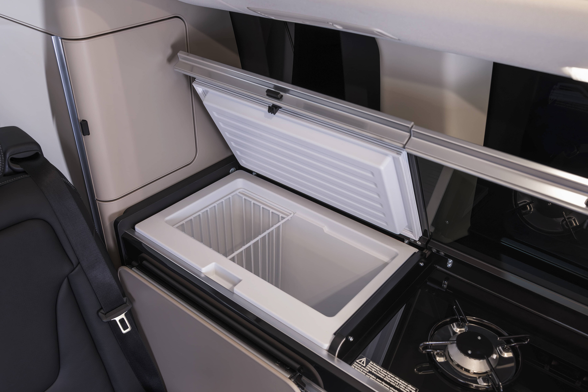 40 liter inhoud | Marco Polo World | Mercedes-Benz Mercedes-Benz Marco Polo-camper met praktische opbergruimte voor langere reizen.