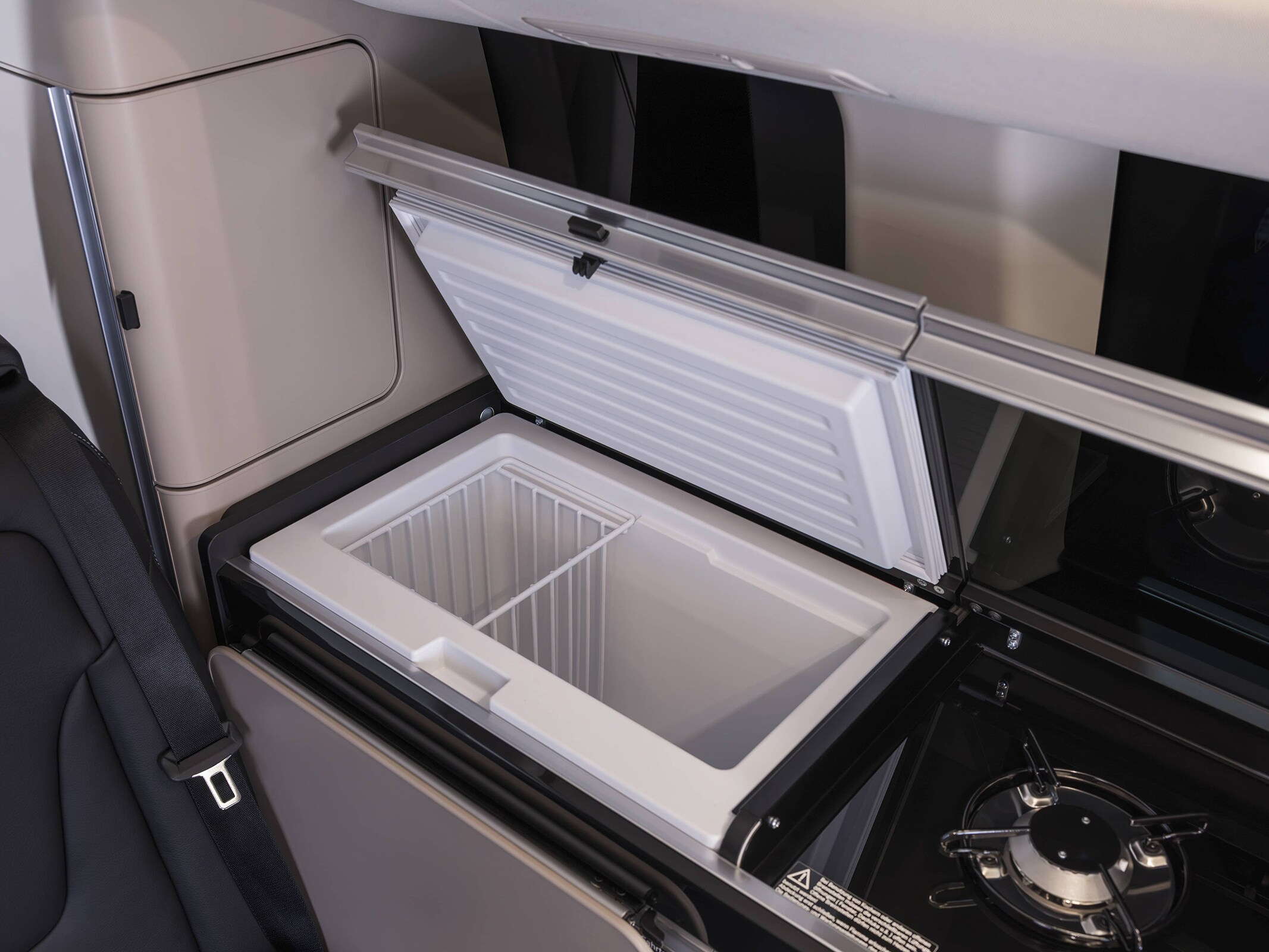 Camping-car Mercedes-Benz Marco Polo doté d'espaces de rangement pratiques pour les longs trajets.