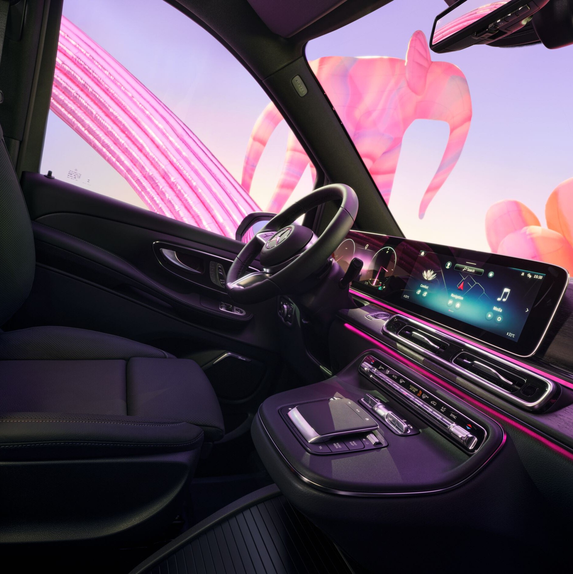 De afbeelding toont de intuïtieve touchbediening van het mediadisplay aan boord van Mercedes-Benz modellen.