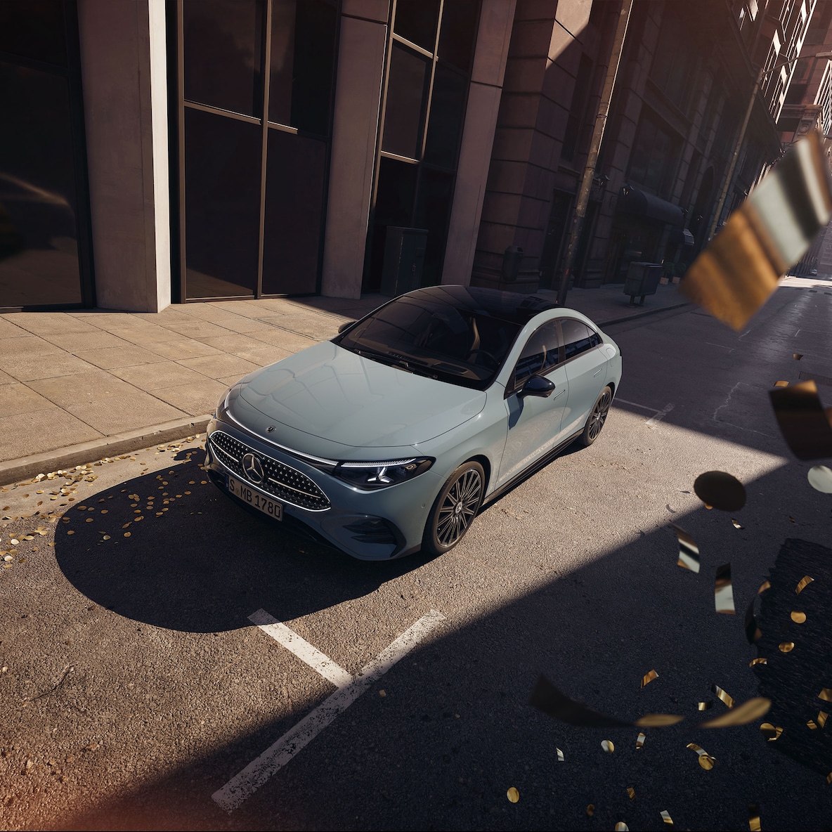 Voorzijaanzicht (vanuit een iets hogere hoek vanwege het panoramadak) van de Mercedes-Benz CLA C178 met AMG Line Plus.