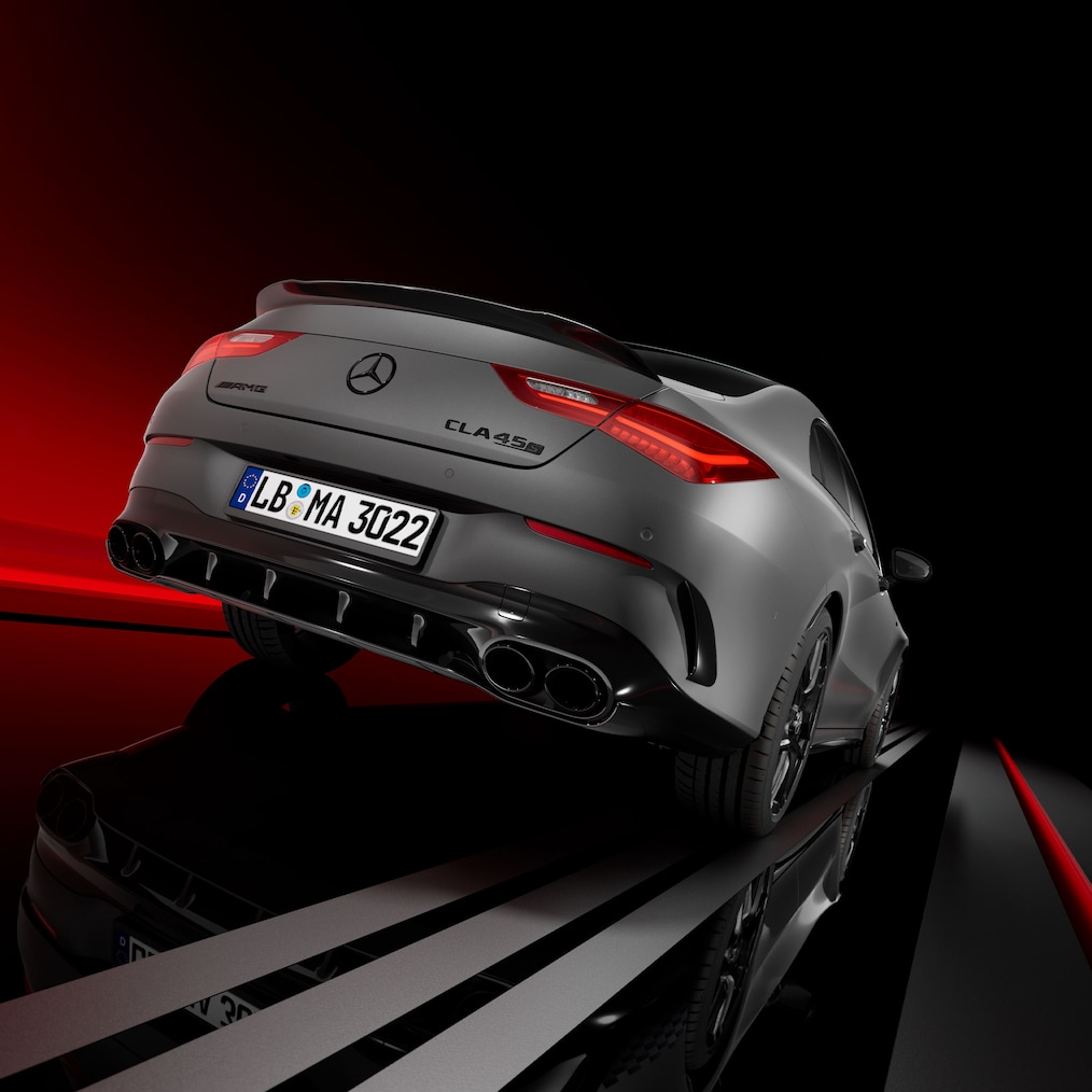 Voor zijaanzicht van de Mercedes-AMG CLA 45 S 4MATIC+ Coupé.