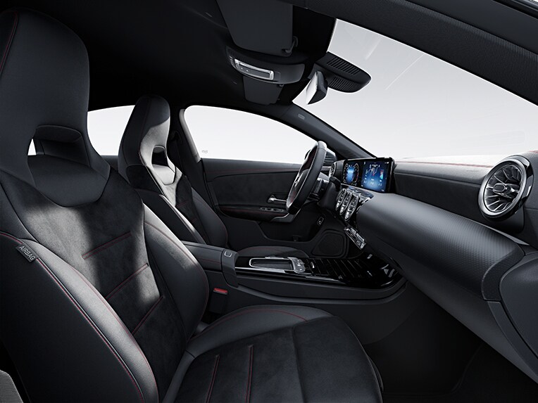 Interieur van de Mercedes-Benz CLA Coupé met AMG Line.
