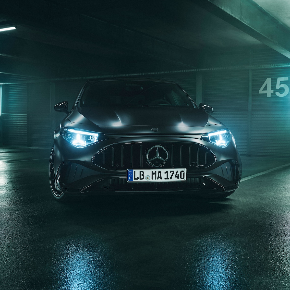 De AMG-specifieke voorzijde van de geheel nieuwe Mercedes-AMG CLA 45 4MATIC+ electric.
