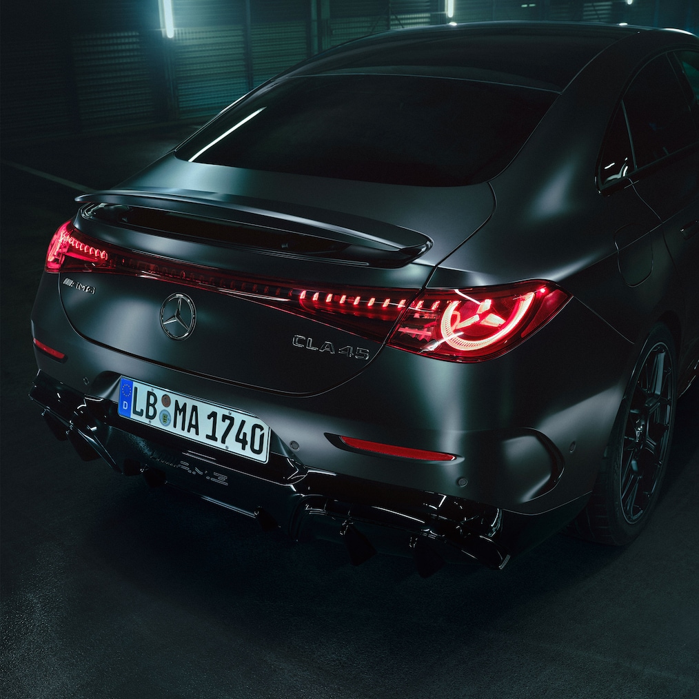 De AMG achterzijde van de geheel nieuwe Mercedes-AMG CLA 45 4MATIC+ electric.