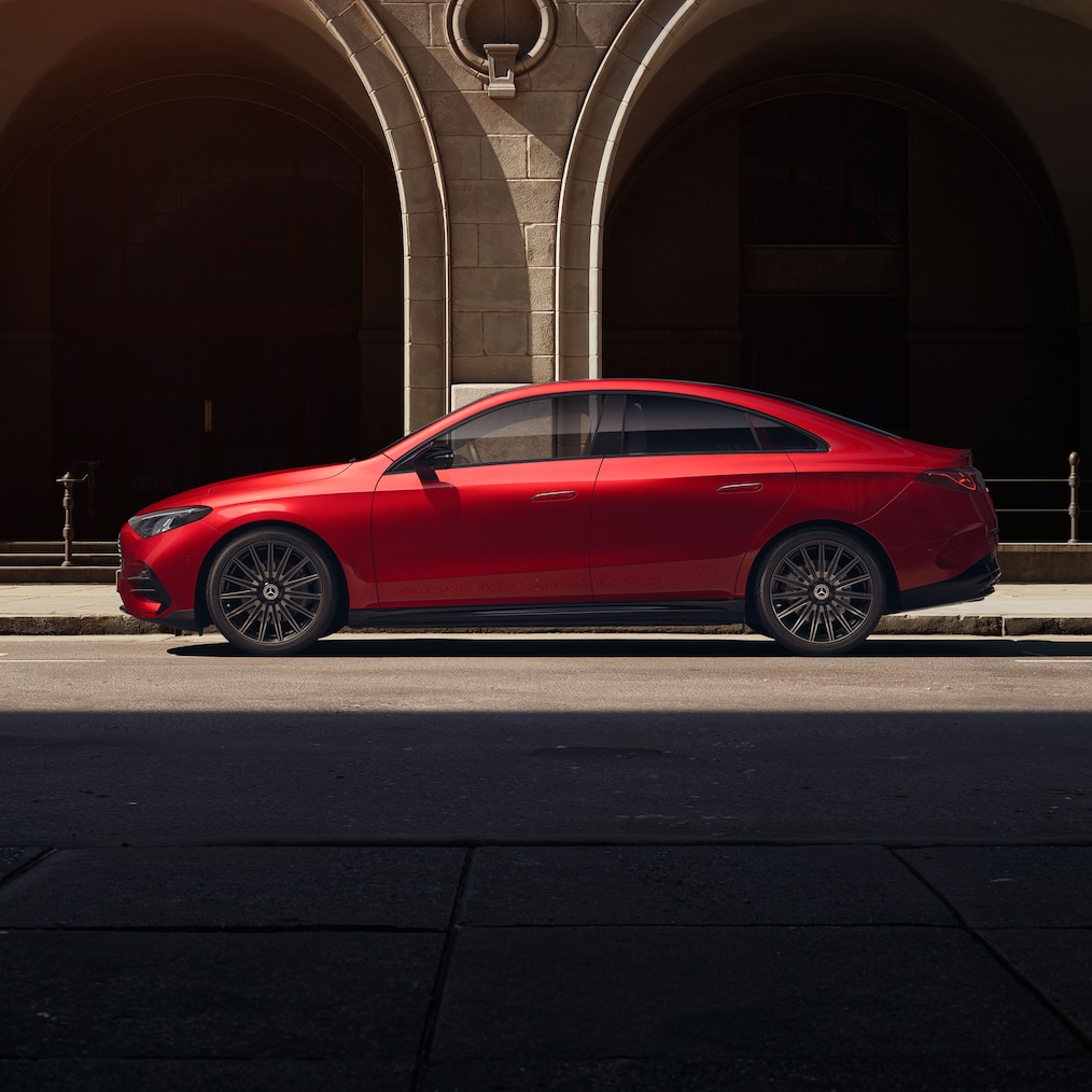 Vue latérale avant depuis une perspective légèrement surélevée en raison du toit panoramique de la Mercedes-Benz CLA C174.