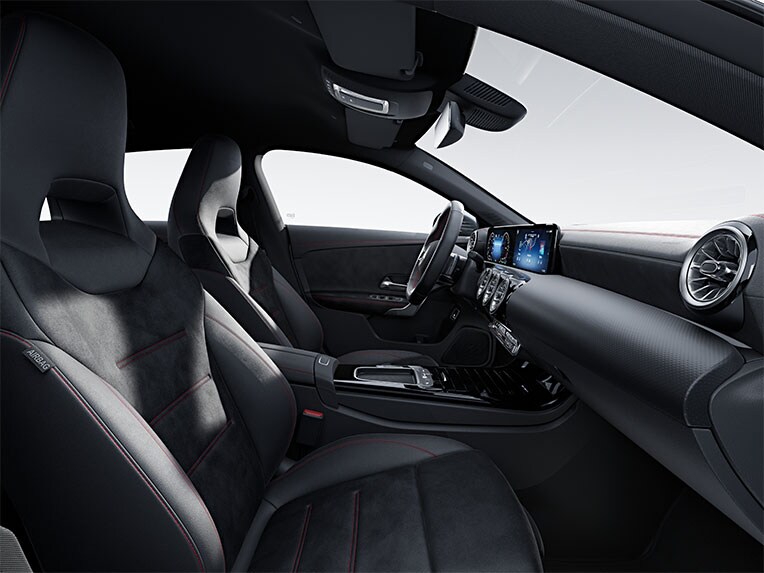 La Mercedes-Benz CLA Shooting Brake avec AMG Line dans l'habitacle.