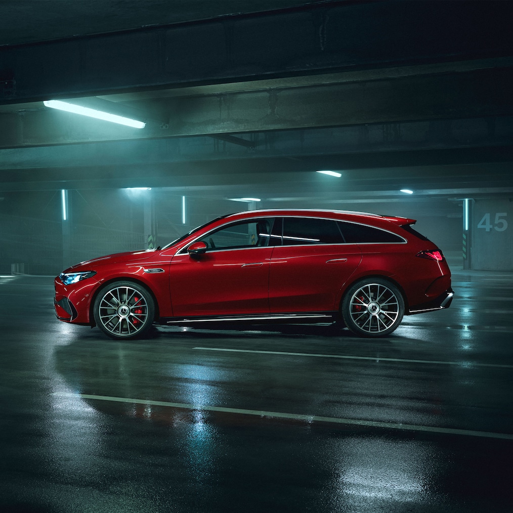De geheel nieuwe Mercedes-AMG CLA 45 4MATIC+ Shooting Brake electric in MANUFAKTUR Patagoniërood metallic.