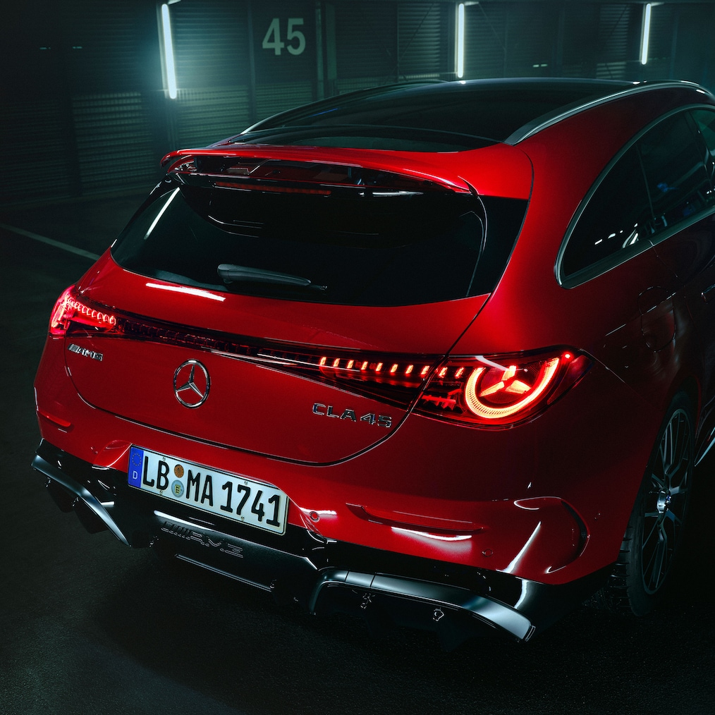 De AMG-specifieke achterzijde van de geheel nieuwe elektrische Mercedes-AMG CLA 45 4MATIC+ Shooting Brake.