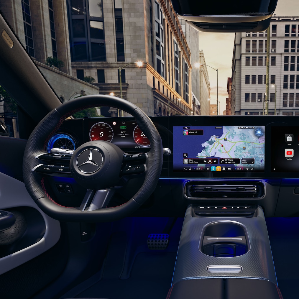 Le nouveau poste de conduite avec MBUX Superscreen à l'intérieur du CLA Shooting Brake électrique avec technologie EQ.