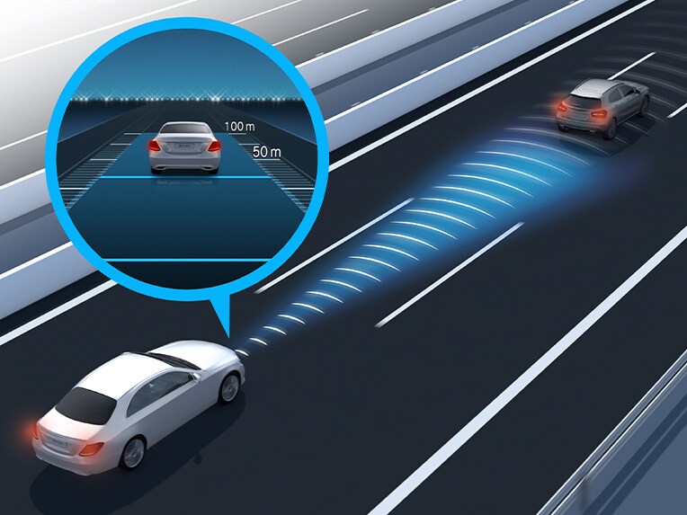 Een voorstelling van de actieve afstandsassistent met DISTRONIC in de Mercedes-Benz CLS.