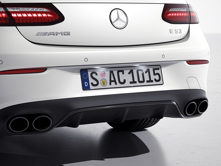 Inschakelbare AMG Performance-uitlaat in de Mercedes-AMG E 53 4MATIC+ Cabriolet.