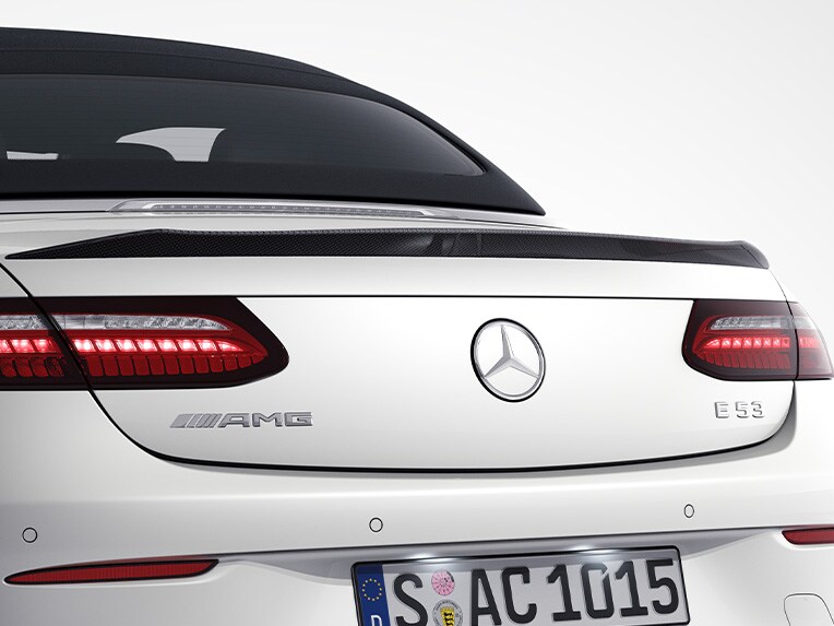 AMG-spoilerrand op het kofferdeksel in carbon in de Mercedes-AMG E 53 4MATIC+ Cabriolet.