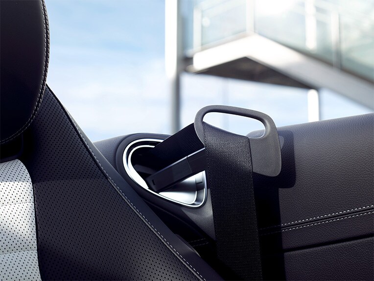 Gordelaanreiker in de Mercedes-Benz E-Klasse Cabriolet.