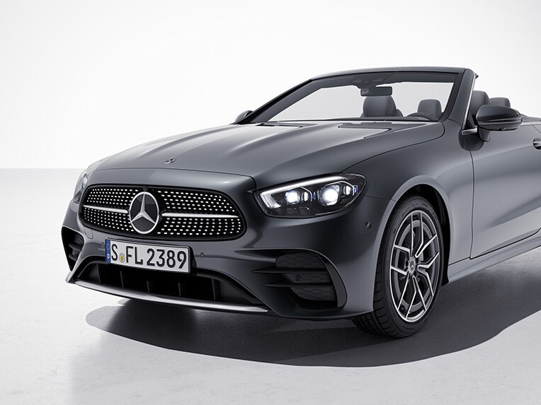 Exterieur van de E-Klasse Cabriolet van Mercedes-Benz met AMG Line.