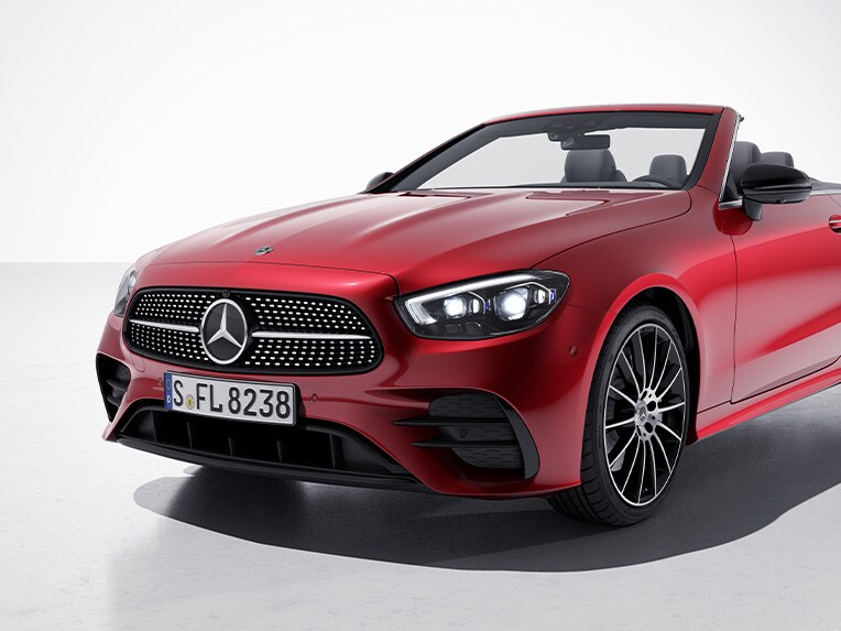 Exterieur van de E-Klasse Cabriolet van Mercedes-Benz met nightpakket.