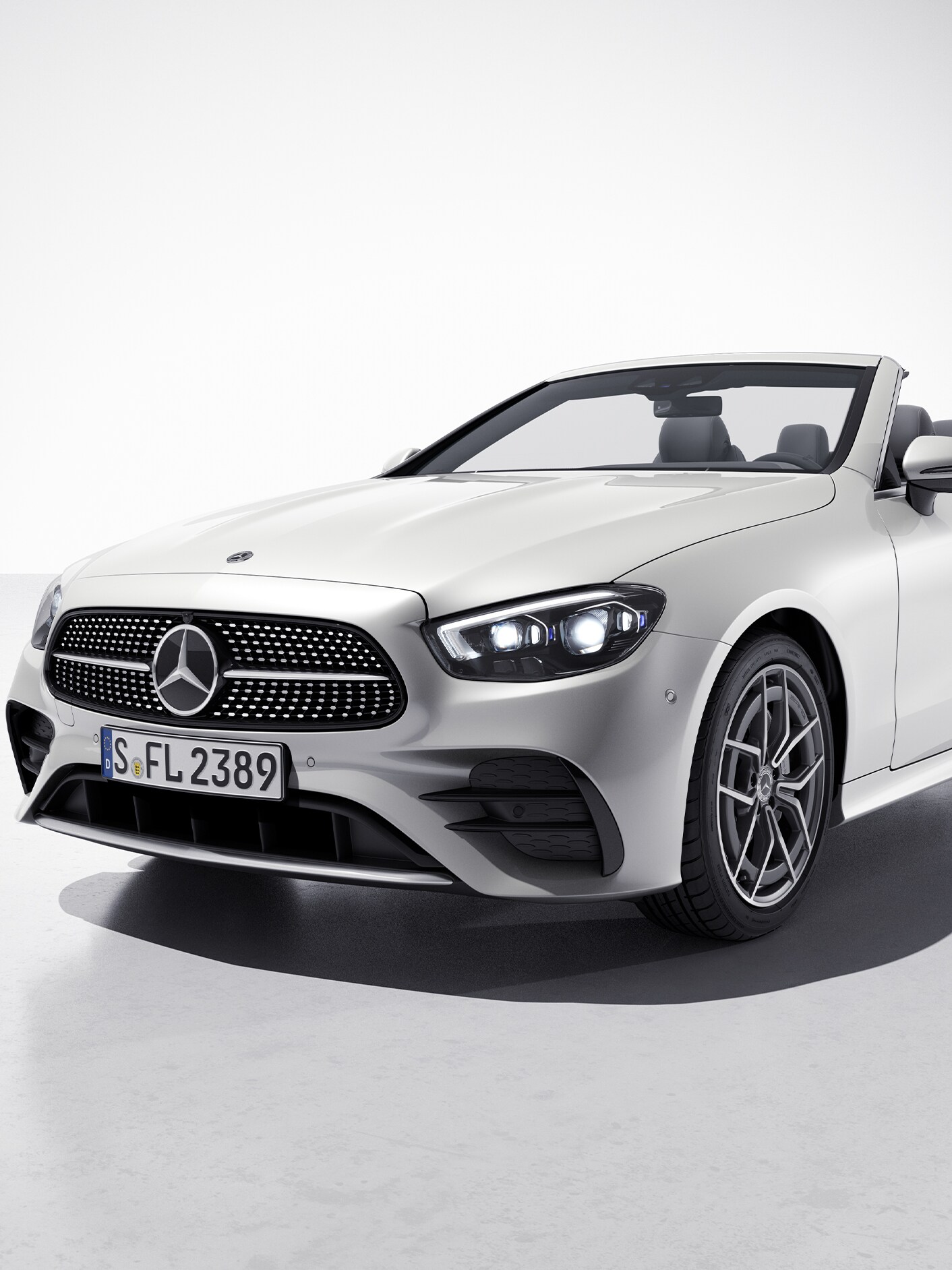 Schuin vooraanzicht van de Mercedes-Benz E-Klasse Cabriolet.