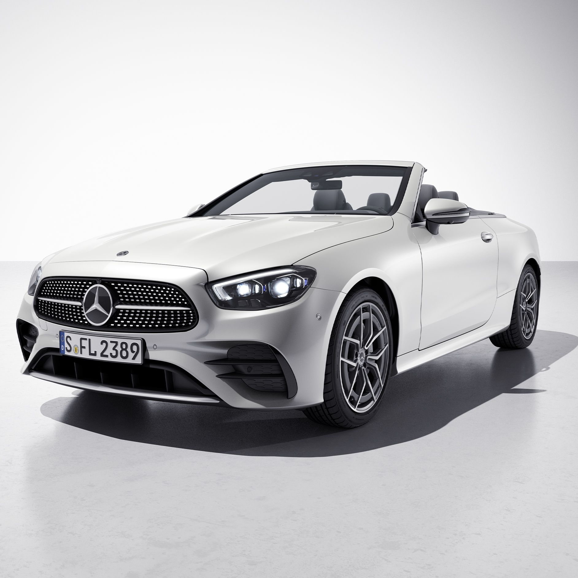 Lakken | E-Klasse Cabriolet | Mercedes-Benz Schuin vooraanzicht van de Mercedes-Benz E-Klasse Cabriolet.