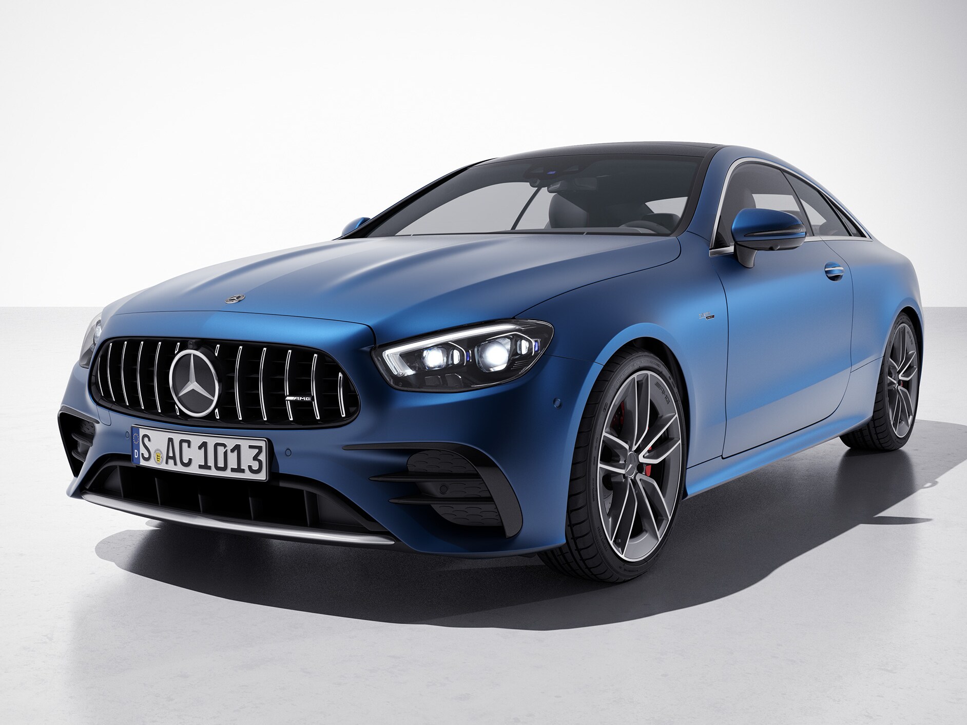 Schuin vooraanzicht van de Mercedes-AMG E-Klasse Coupé.