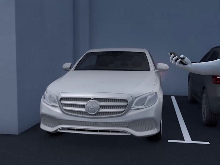 Het parkeerpakket met remote parkeerfuncties in de E-Klasse van Mercedes-Benz.