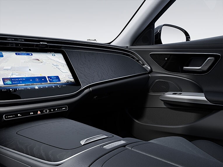 Het backlit sierdeel zwart poreus essenhout met Mercedes-Benz pattern in de E-Klasse van Mercedes-Benz.