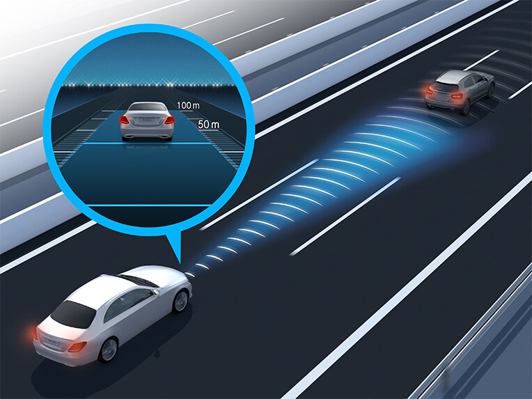 Actieve afstandsassistent DISTRONIC in de E-Klasse Limousine van Mercedes-Benz.