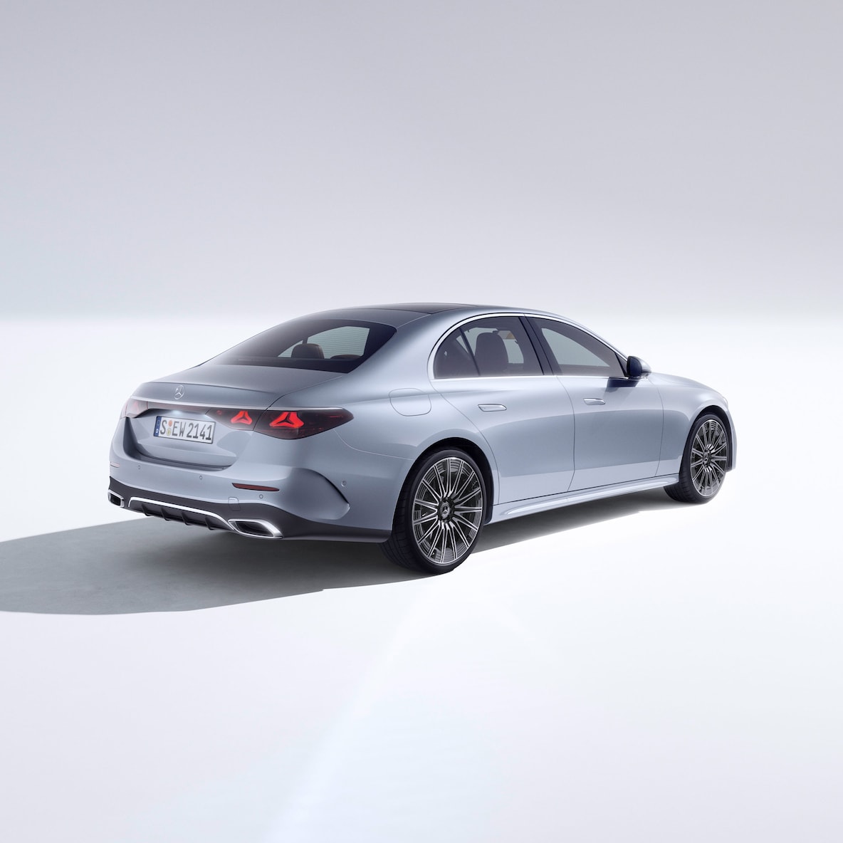 Schuin achteraanzicht van de E-Klasse Berline, het luxemodel van Mercedes-Benz.