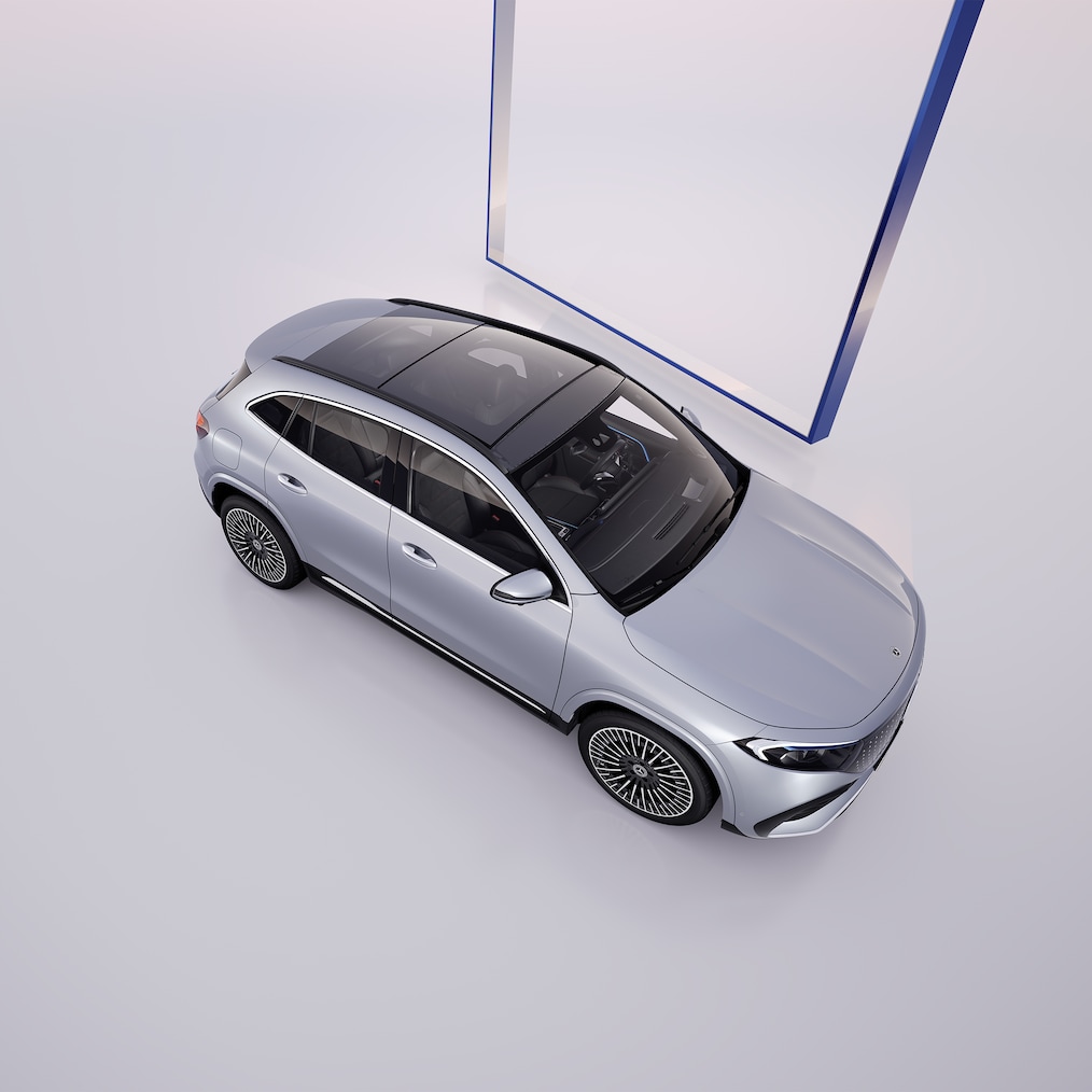 Une Mercedes-Benz EQA vue de l'arrière.
