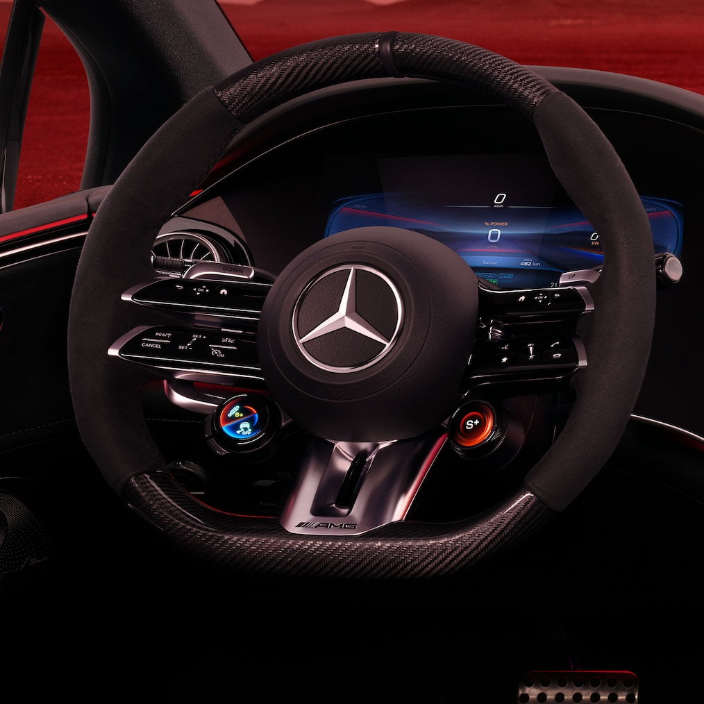 Les touches du volant AMG dans l'habitacle de la Mercedes-AMG Berline EQE.