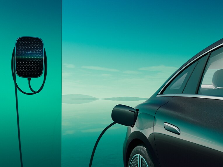 De Mercedes EQE Limousine tijdens het opladen vanuit een Mercedes-Benz wallbox.