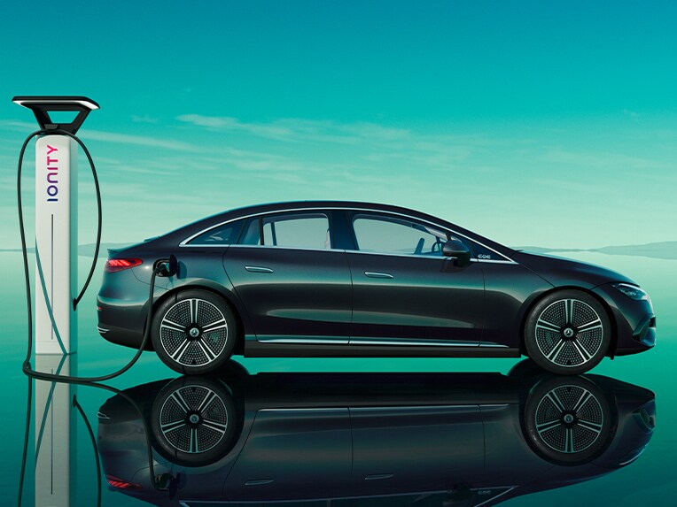 De Mercedes EQE Limousine wordt opgeladen bij een publiek oplaadpunt.