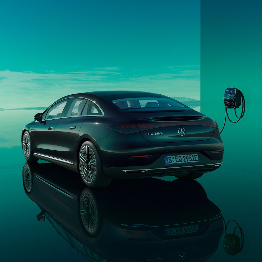 La berline EQE en charge sur une Mercedes-Benz Wallbox disponible séparément.