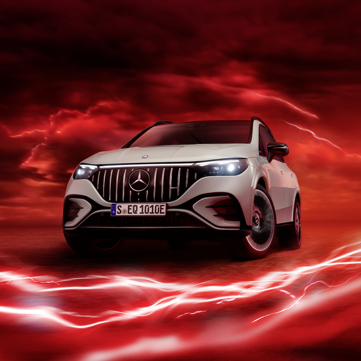 Une Mercedes-AMG EQE 53 4MATIC+ vue de face sur fond rouge.