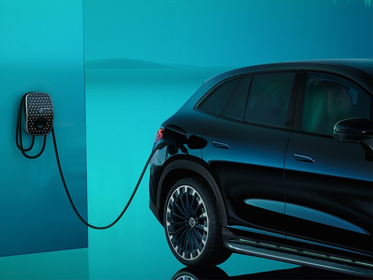 Een Mercedes-Benz wallbox aan een garagemuur.