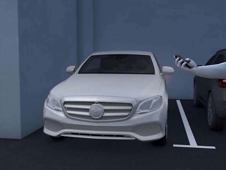 Een grafische voorstelling van het parkeerpakket met remote-parkeerfuncties in de Mercedes EQE.