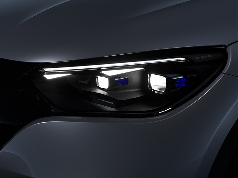 Vooraanzicht van de koplampen met DIGITAL LIGHT in de Mercedes EQE.