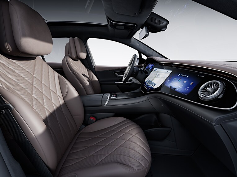 Het interieur van de Mercedes EQE met interieur Electric Art.