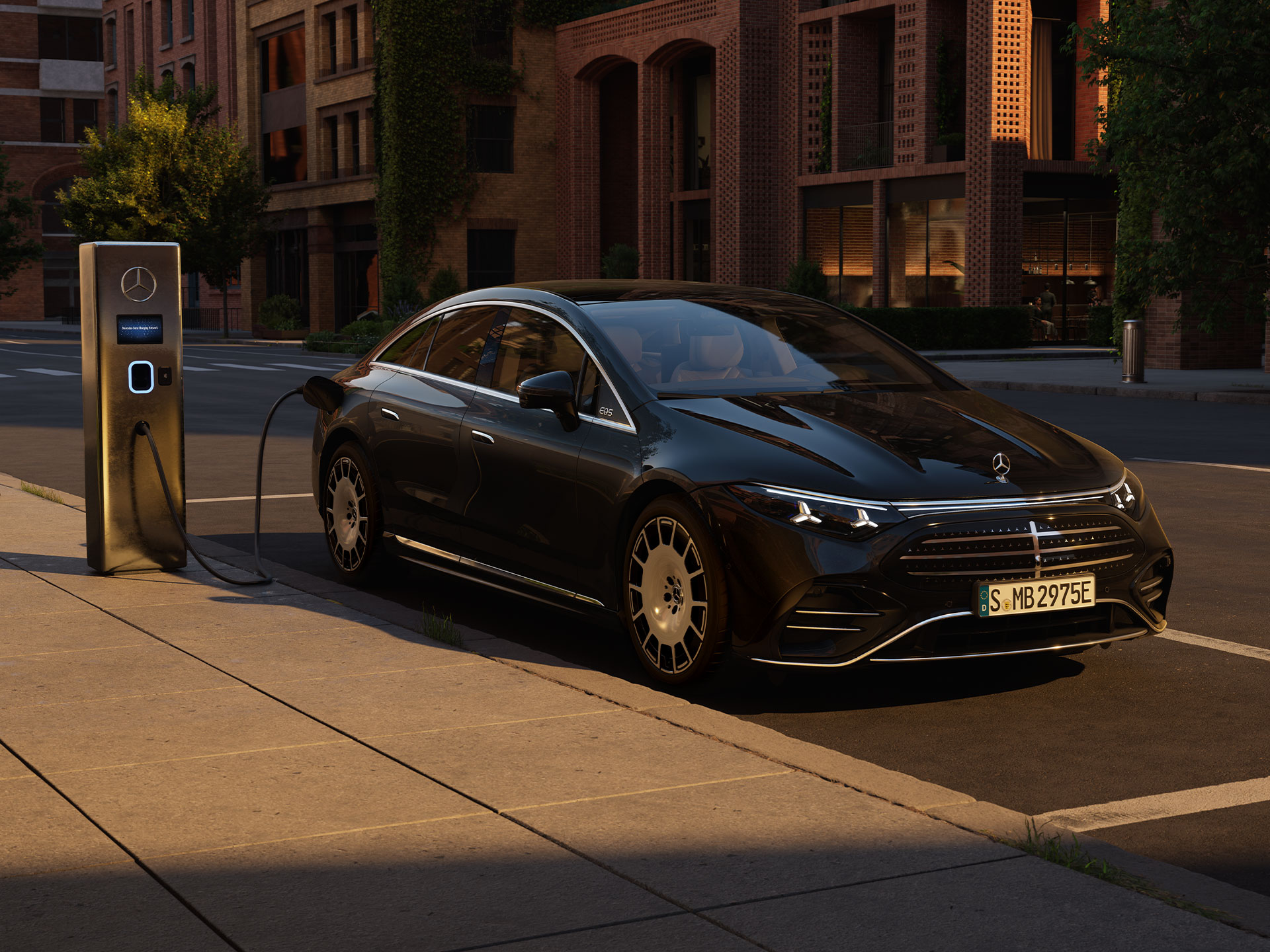 Actieradius & Opladen | EQS | Mercedes-Benz De nieuwe volledig elektrische EQS van Mercedes-Benz laadt op voor een openbaar laadstation.