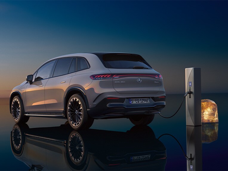 Zijaanzicht van de EQS SUV tijdens het opladen bij een IONITY-oplaadpunt.