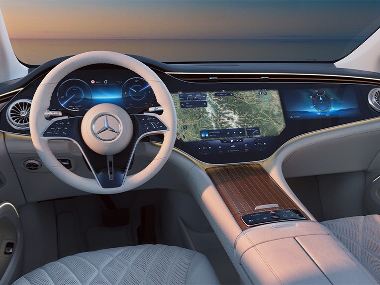 Het interieur van de nieuwe EQS SUV met navigatie met Electric Intelligence.