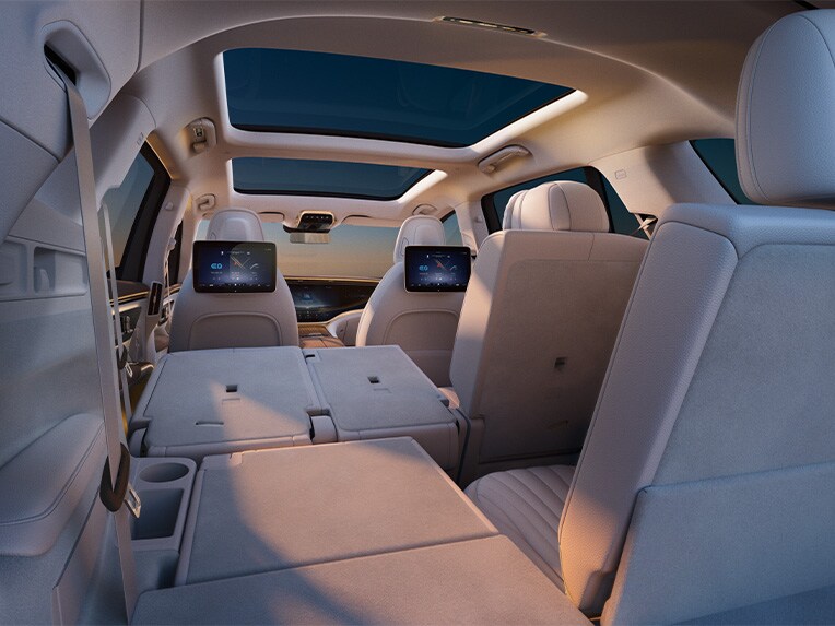Het interieur van de nieuwe EQS SUV met flexibele tweede rij zitplaatsen.